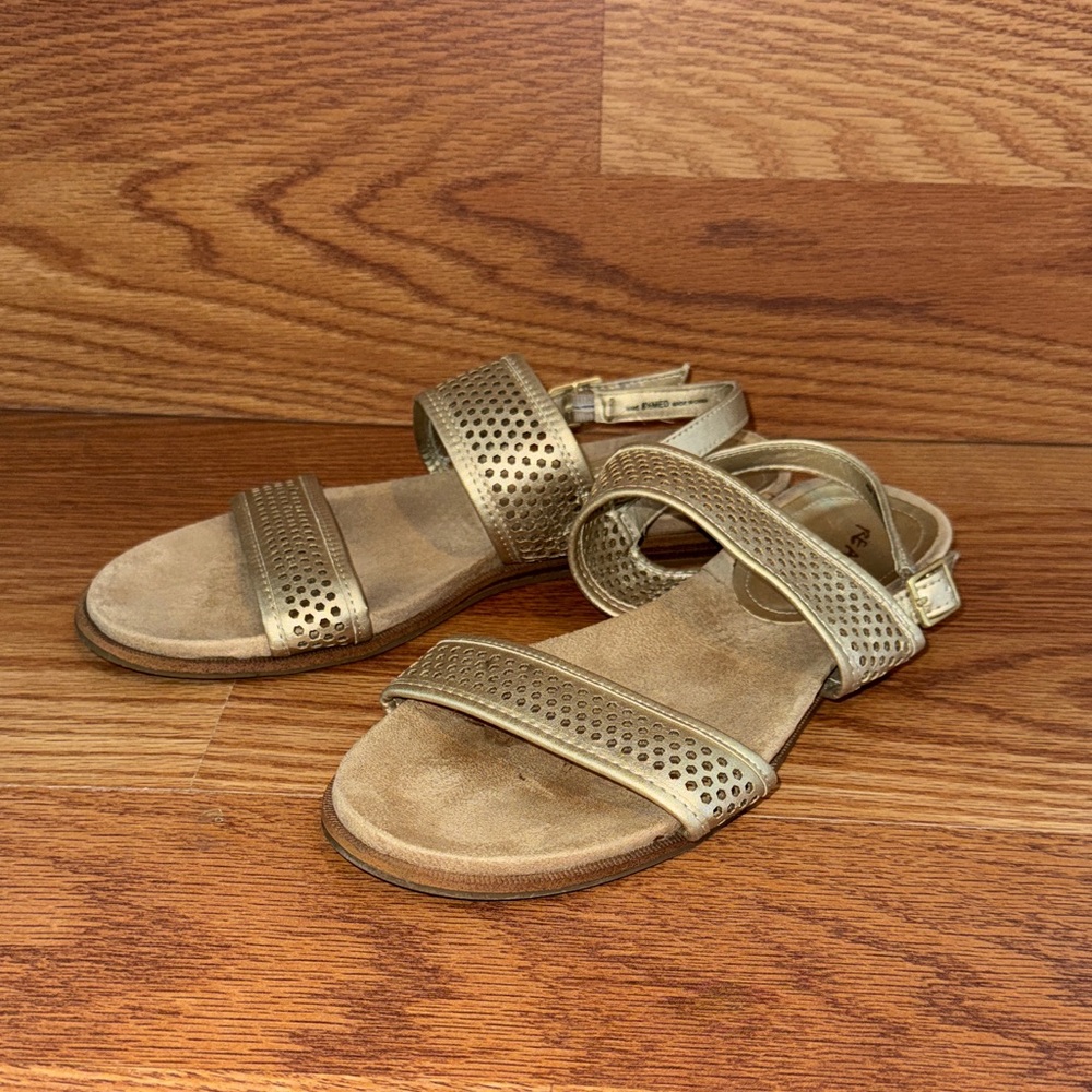 Kenneth Cole Reaction Gold Strappy Sandals Womens Flat Metallic Beach Vacation